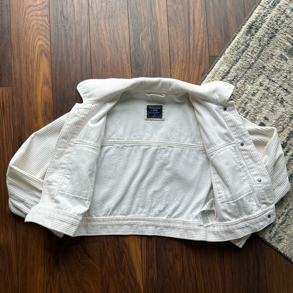 Abercrombie and Fitch corduroy cropped jacket. - Picture 3 of 4